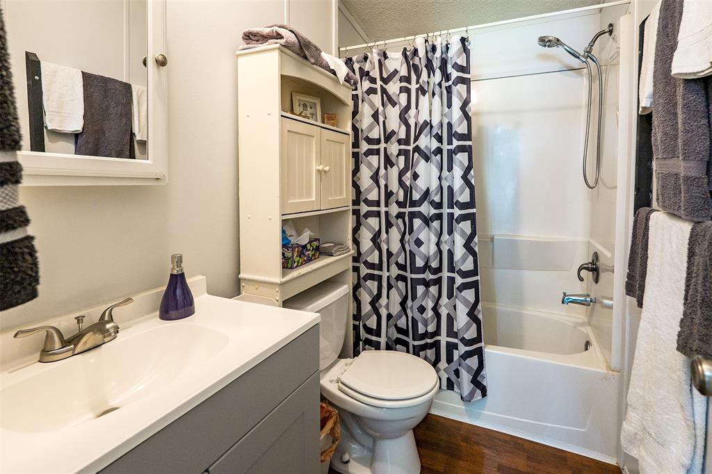 175 Kings Row Malakoff, TX 75148 - Photo 18 of 40 a bathroom with a sink toilet and shower