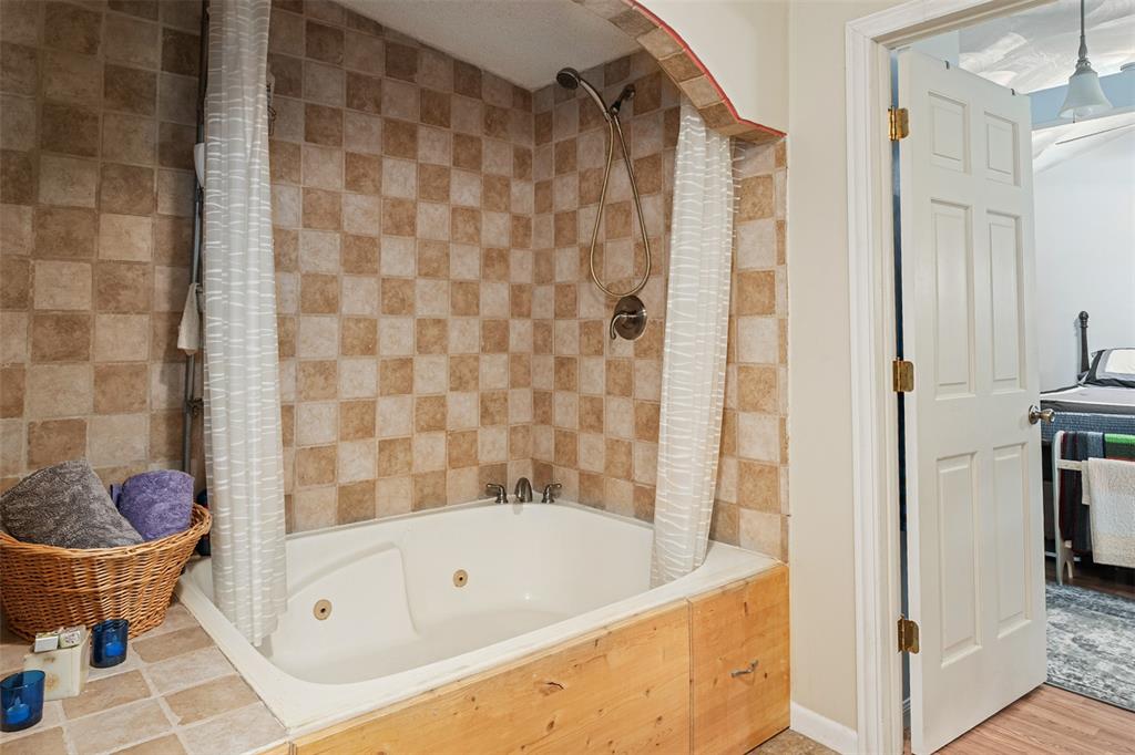175 Kings Row Malakoff, TX 75148 - Photo 22 of 40 a bathroom with a bathtub and a shower