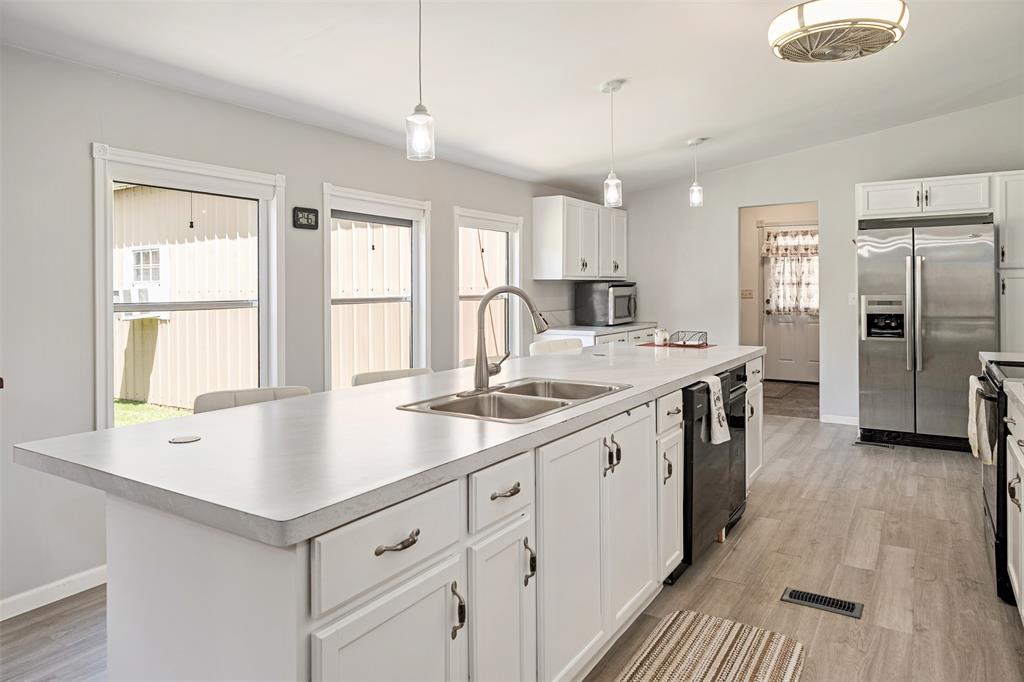 175 Kings Row Malakoff, TX 75148 - Photo 10 of 40 a kitchen with a sink stove and refrigerator