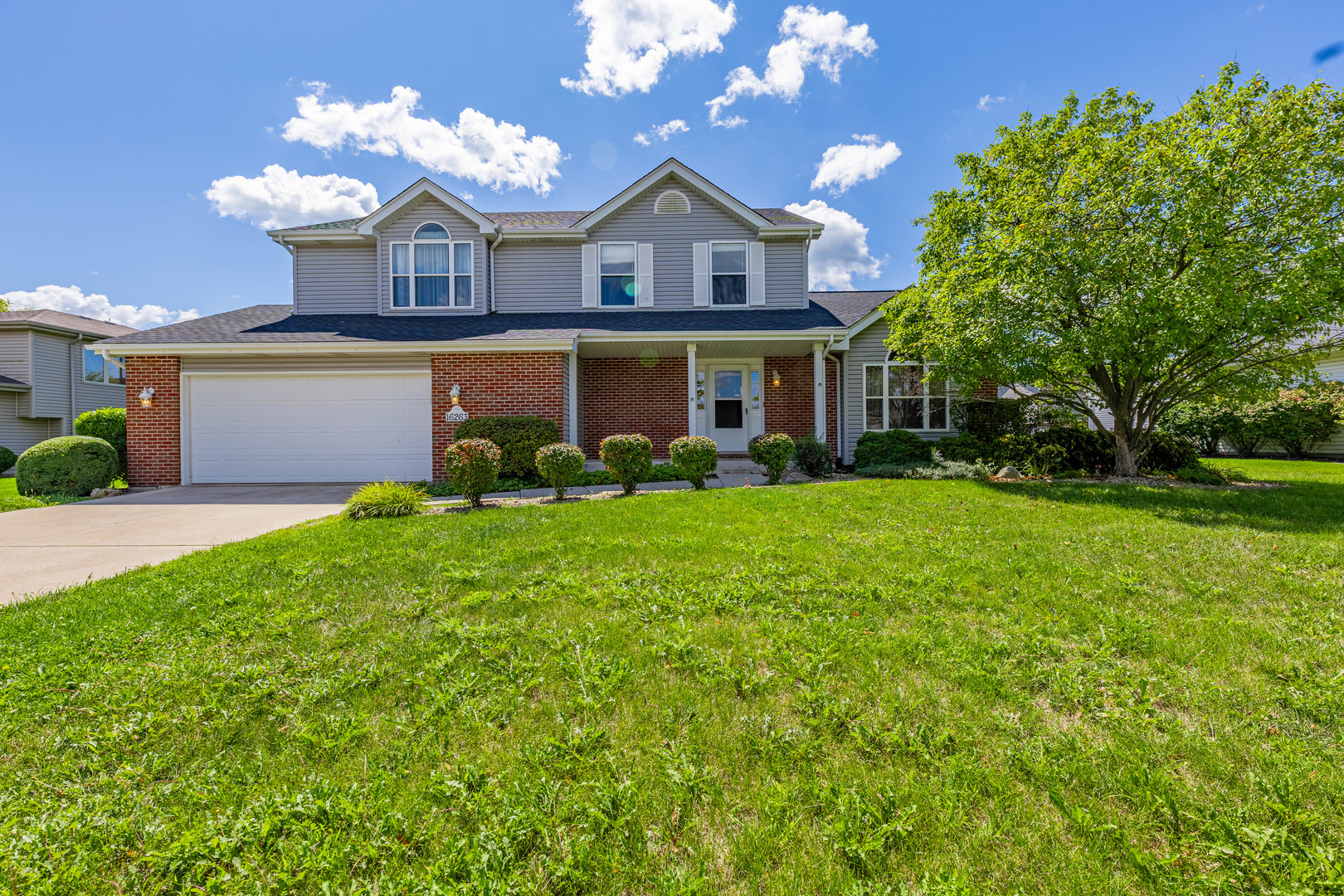 16263 Celtic Circle Manhattan, IL 60442 - Photo 4 of 45 a front view of a house with garden