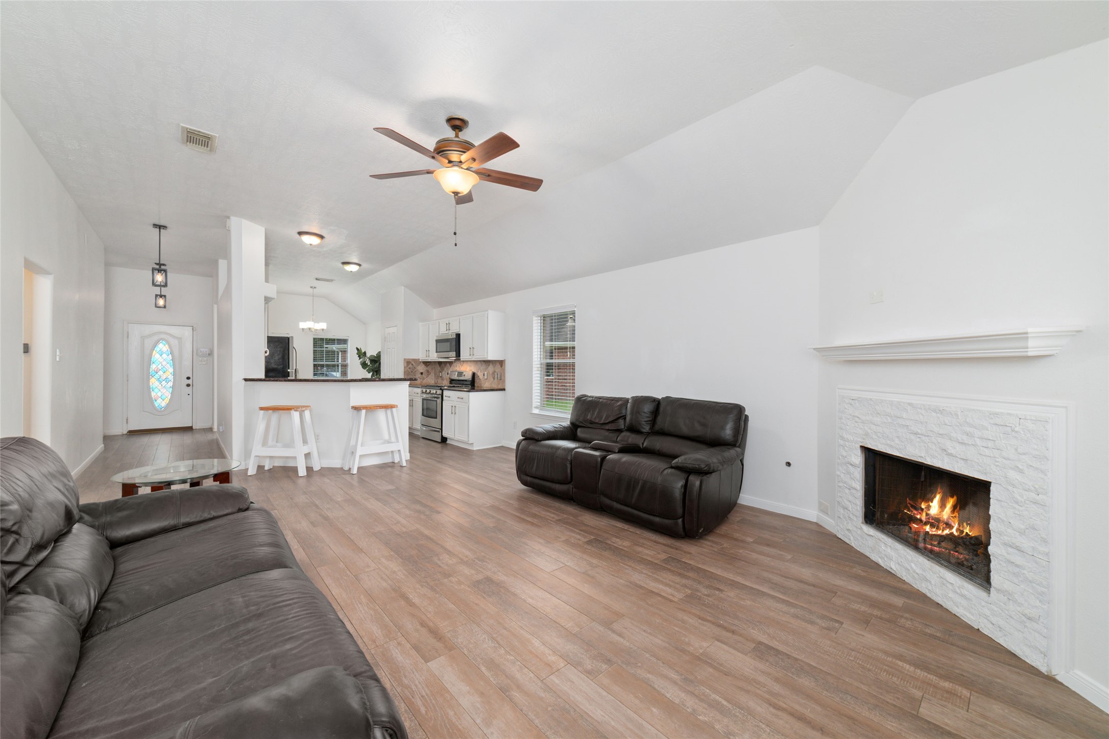 13605 Trail Meadow Lane Rosharon, TX 77583 - Photo 6 of 21 Opposite view of the living room