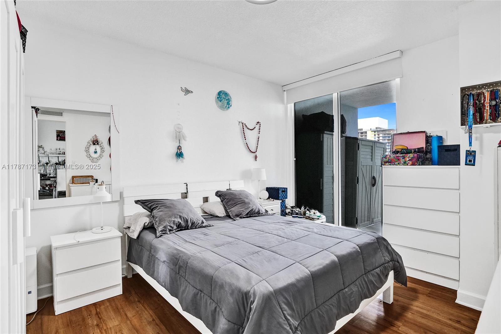 170 Southeast 14th Street, Unit 2907 Miami, FL 33131 - Photo 13 of 30 a bedroom with a bed and a dresser