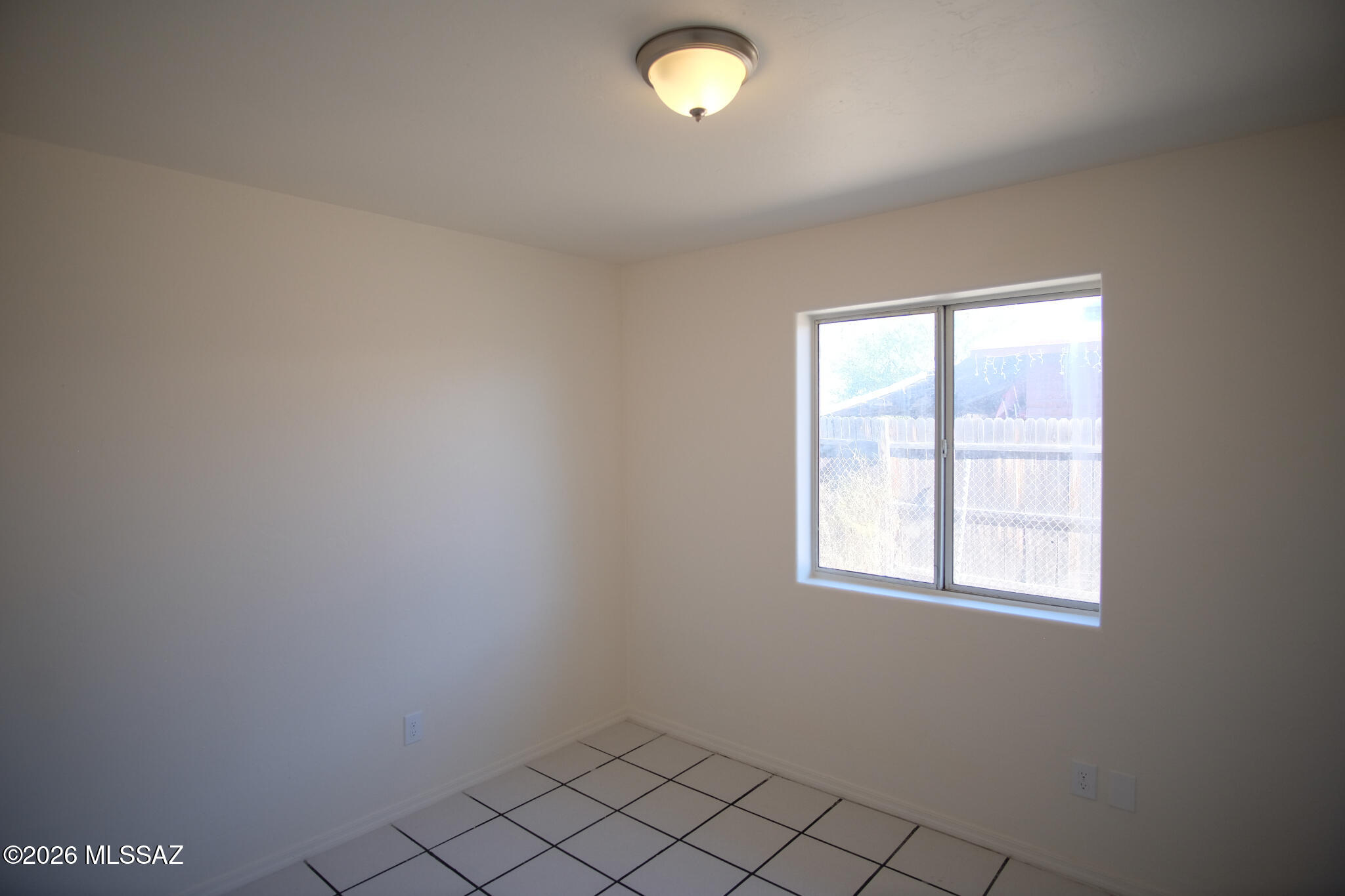 345 East Delta Road Tucson, AZ 85706 - Photo 24 of 45 an empty room that has a window