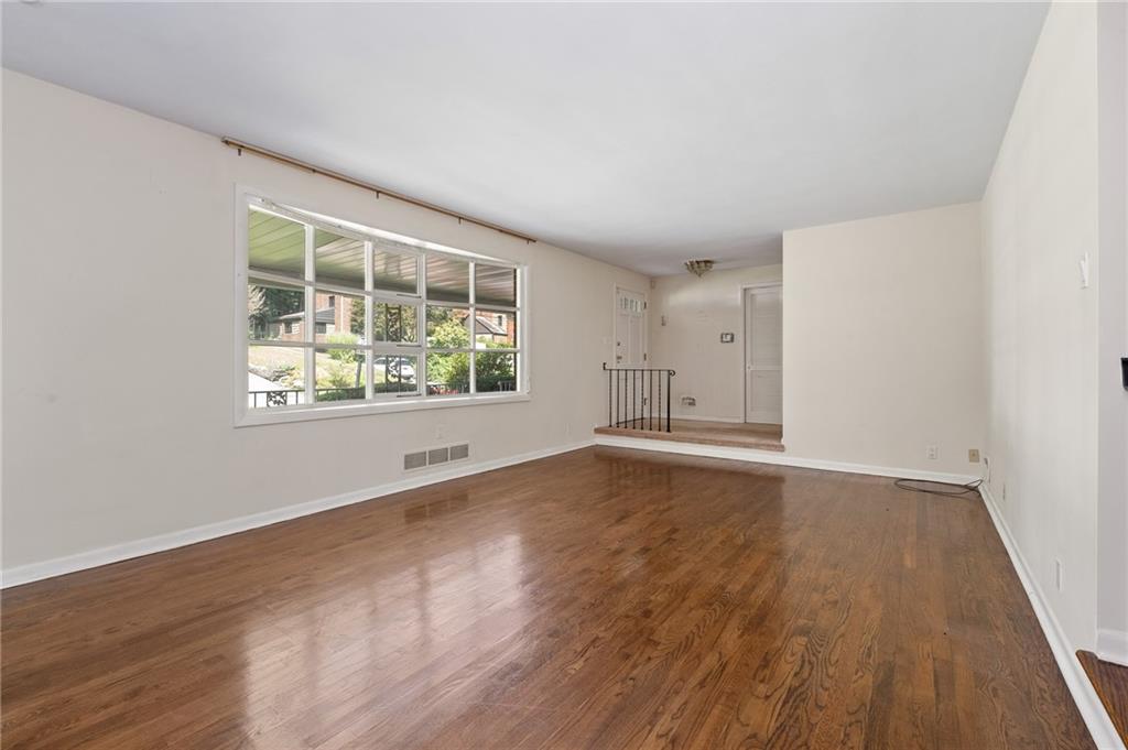 1050 Old Gate Road Pittsburgh, PA 15235 - Photo 6 of 34 Living Room