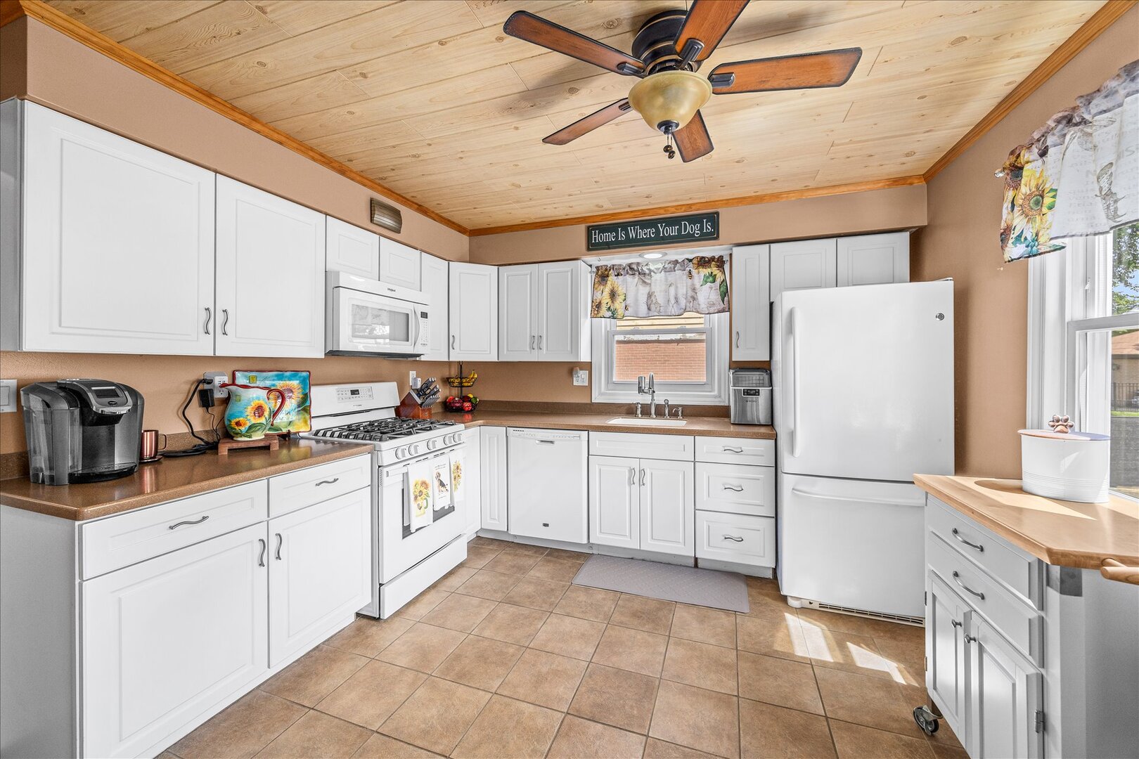 817 Spring Road Elmhurst, IL 60126 - Photo 4 of 34
