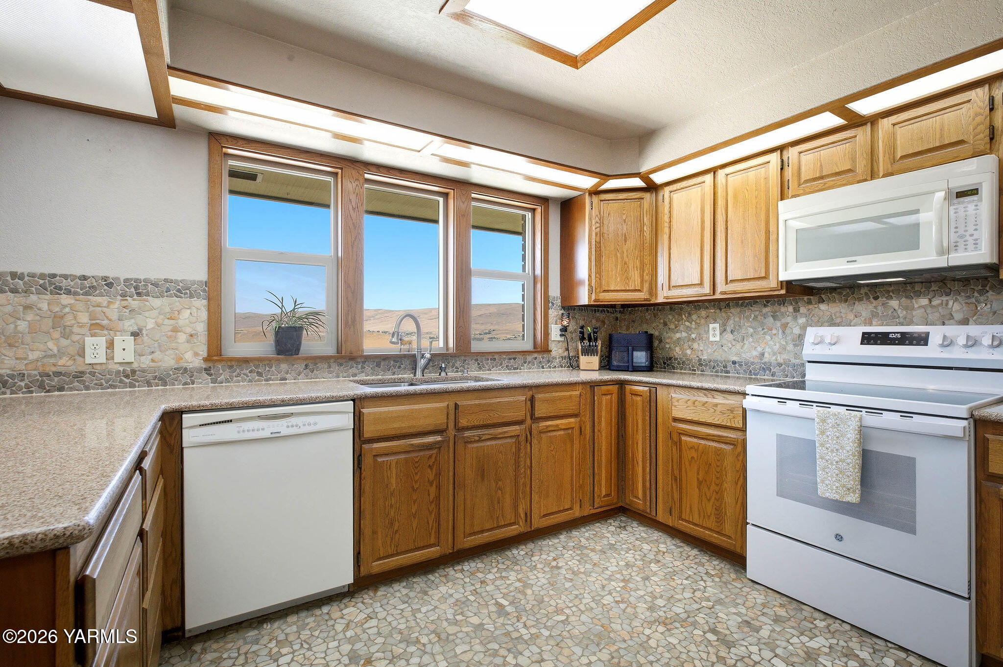 261 Westridge Road Selah, WA 98942 - Photo 16 of 31 Spacious Counter Area