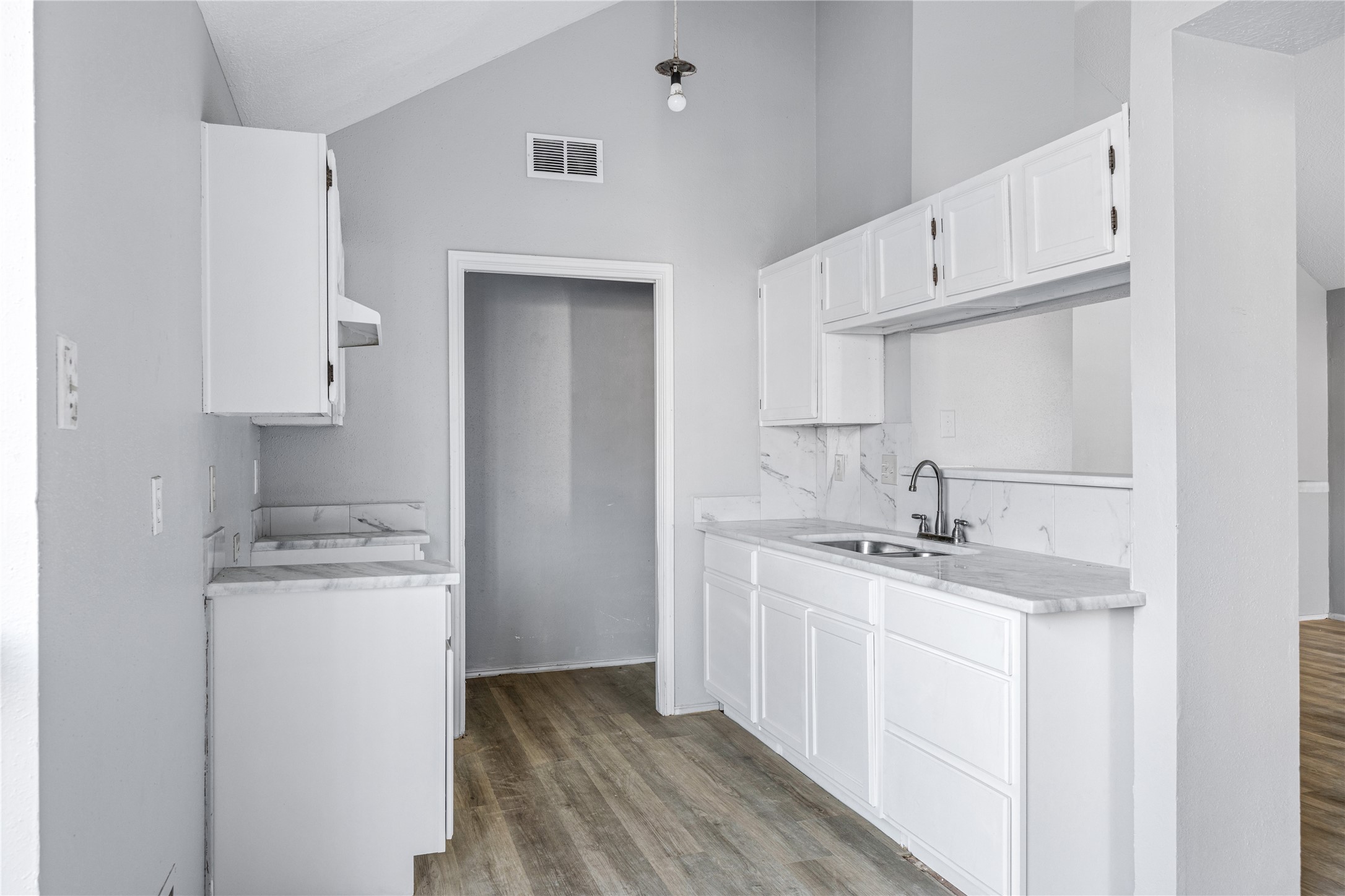11018 Clark Road Houston, TX 77076 - Photo 7 of 25