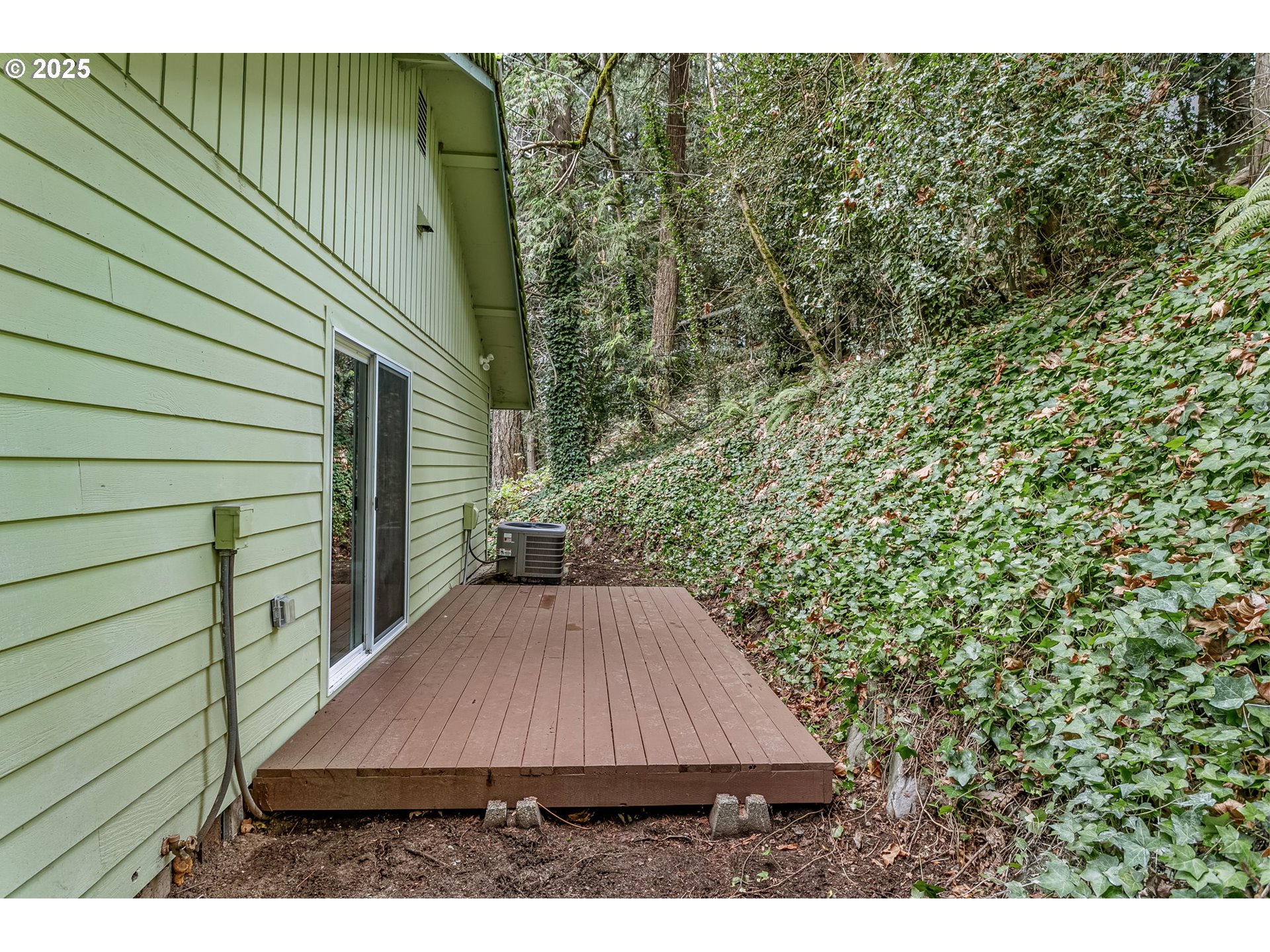 6647 Southeast 122nd Avenue Portland, OR 97266 - Photo 36 of 48 a backyard of a house