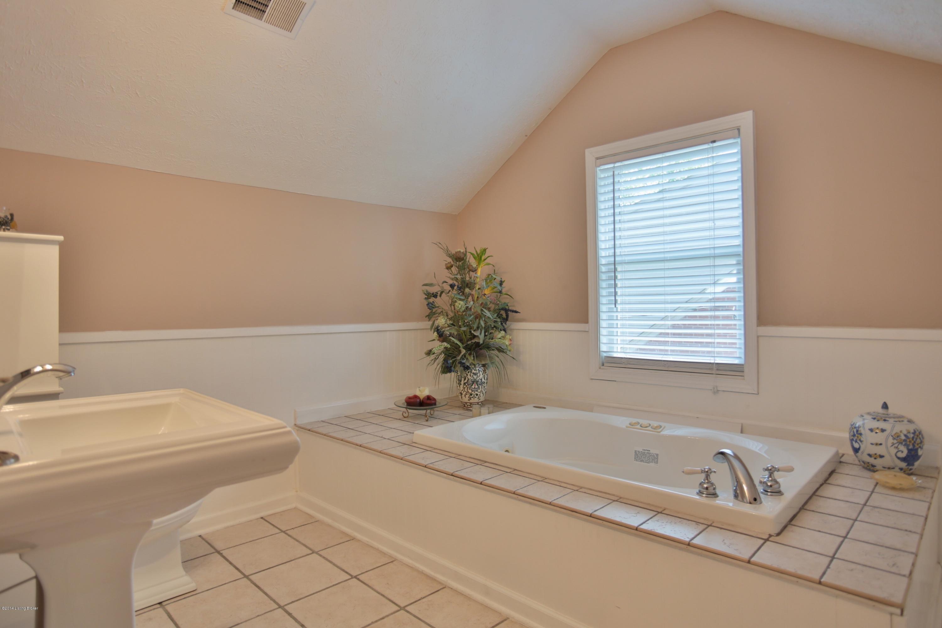 209 Alcott Road Louisville, KY 40207 - Photo 18 of 26 2nd floor full bath
