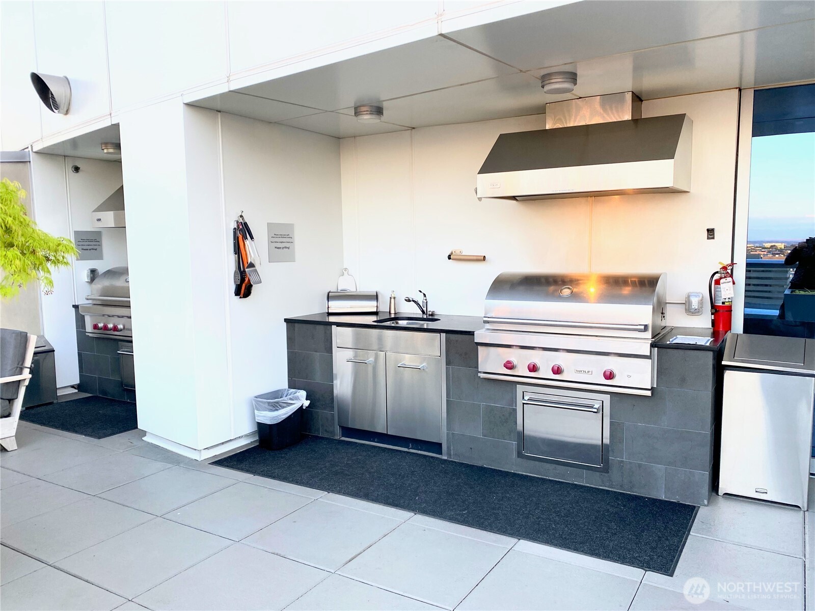1521 2nd Avenue, Unit 1001 Seattle, WA 98101 - Photo 33 of 37 a kitchen with a stove and a refrigerator