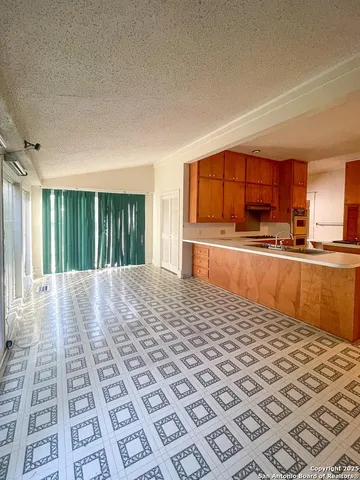 $195,000 | 911 North Madison Avenue, Beeville, TX 78102