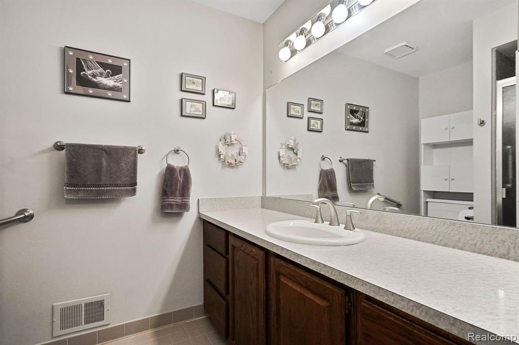589 Tennyson Rochester Hills, MI 48307 - Photo 14 of 31