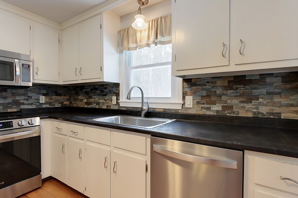 102 Wheeler Street Pepperell, MA 01463 - Photo 4 of 42