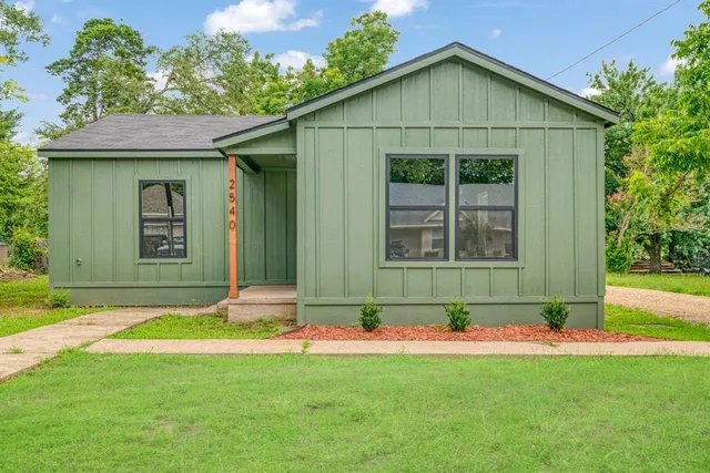 a front view of house with yard