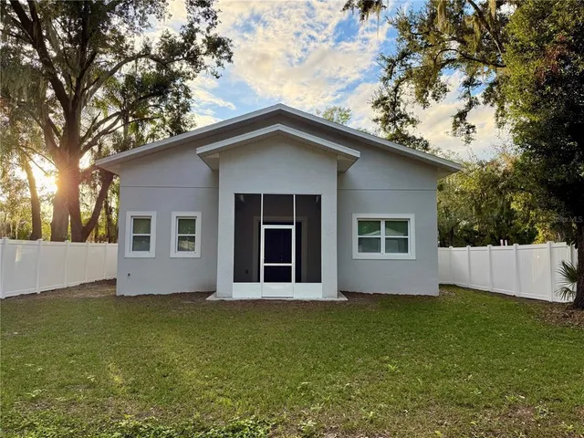 a view of a backyard
