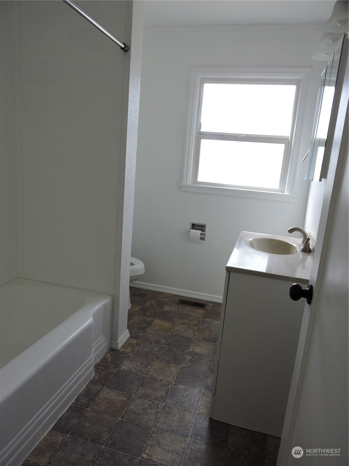 227 Columbia Road Ephrata, WA 98823 - Photo 12 of 21 a bathroom with a bathtub