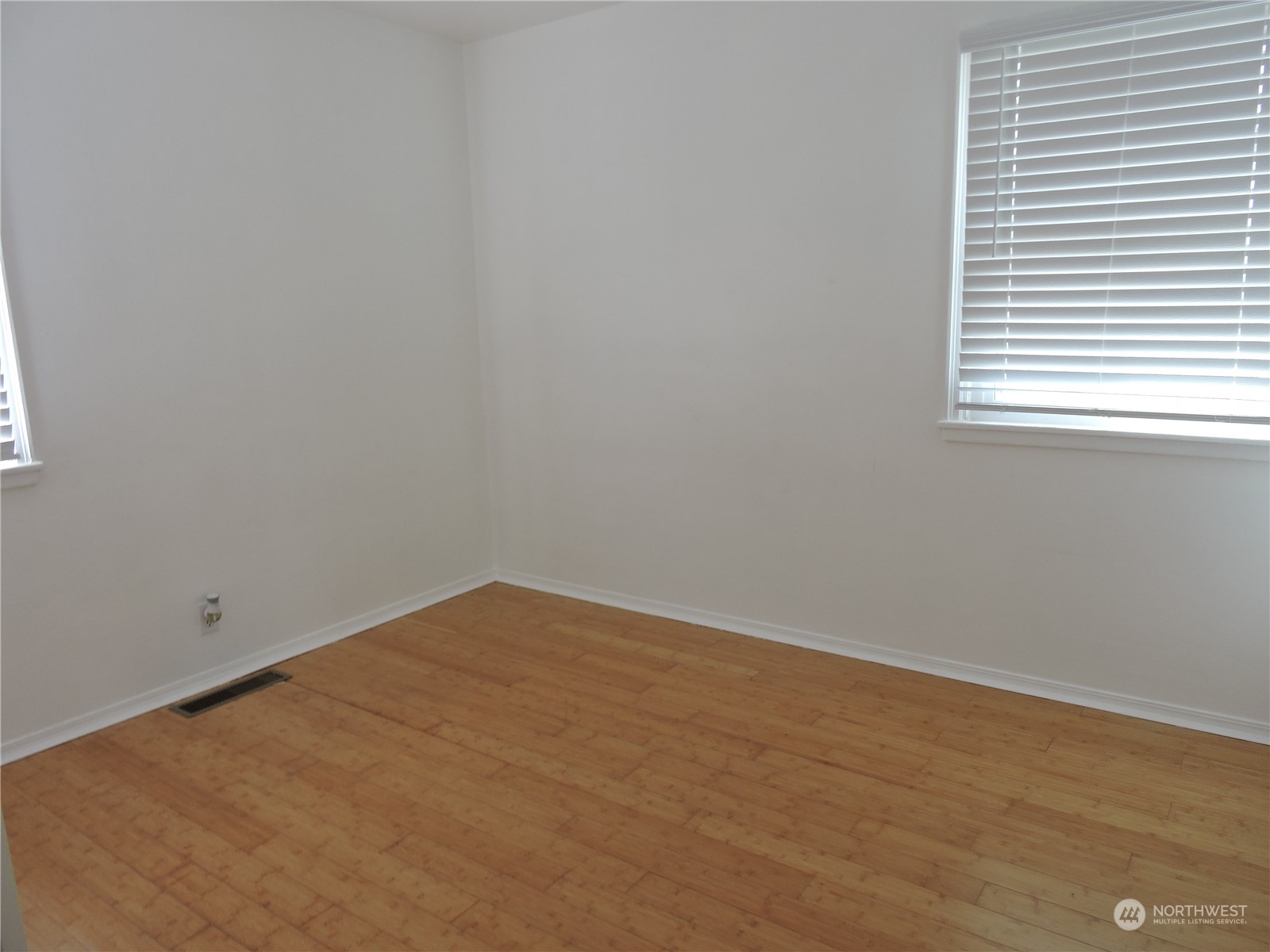 227 Columbia Road Ephrata, WA 98823 - Photo 13 of 21 an empty room with a window
