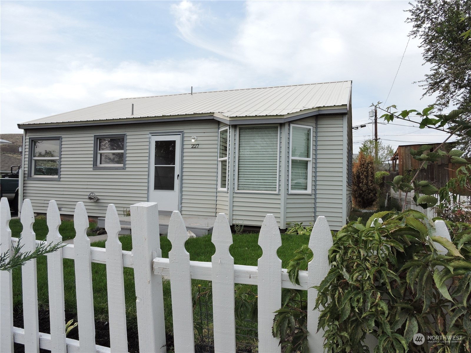 227 Columbia Road Ephrata, WA 98823 - Photo 16 of 21 a backyard of a house with lots of green space