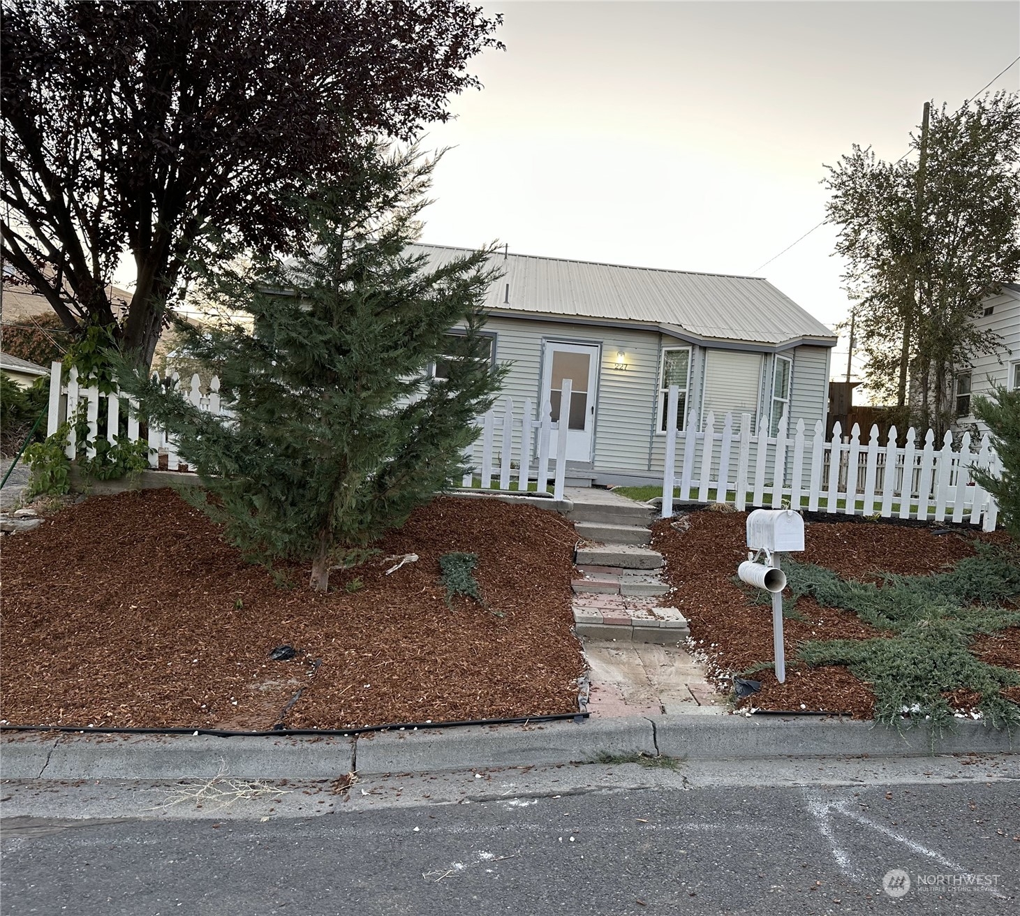 227 Columbia Road Ephrata, WA 98823 - Photo 20 of 21 a front view of a house with a tree