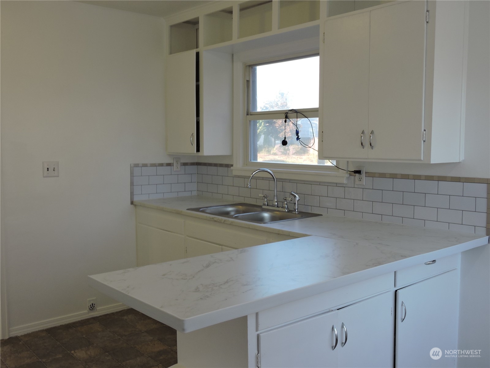 227 Columbia Road Ephrata, WA 98823 - Photo 6 of 21 a bathroom with a sink and a mirror