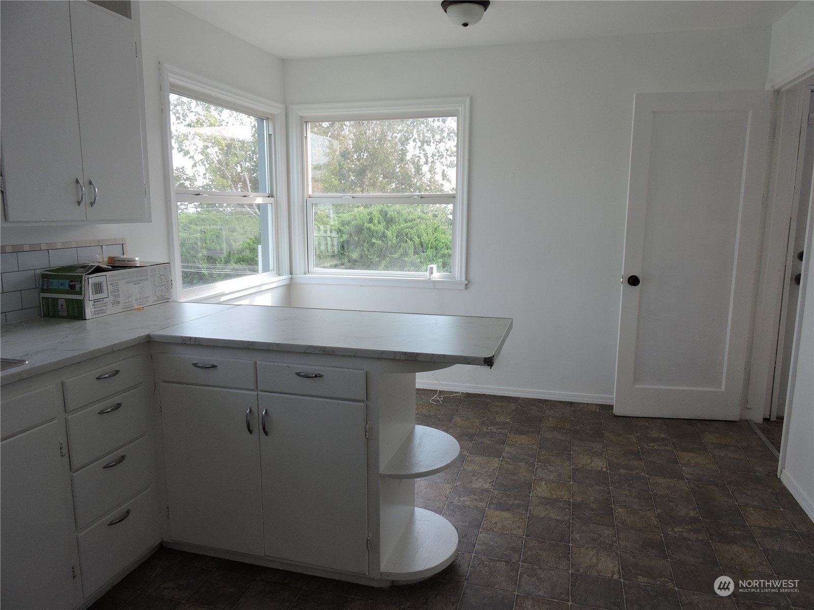 227 Columbia Road Ephrata, WA 98823 - Photo 7 of 21 a room with cabinets and window