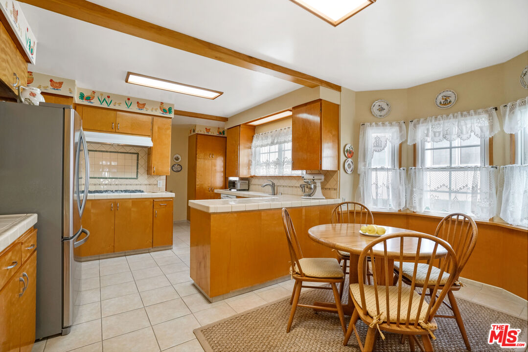 1215 North Everett Street Glendale, CA 91207 - Photo 9 of 31 a dining area with furniture and window