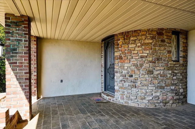 a view of room with a ceiling fan