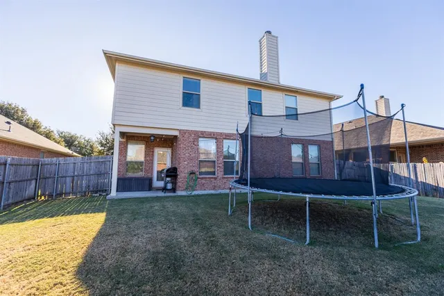 a view of backyard of the house