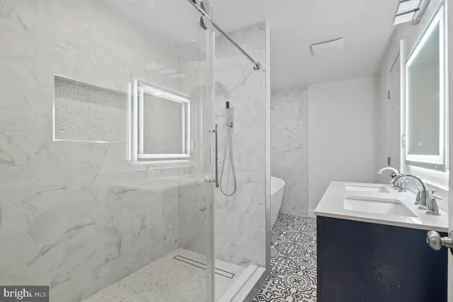 a view of a house with backyard and trees