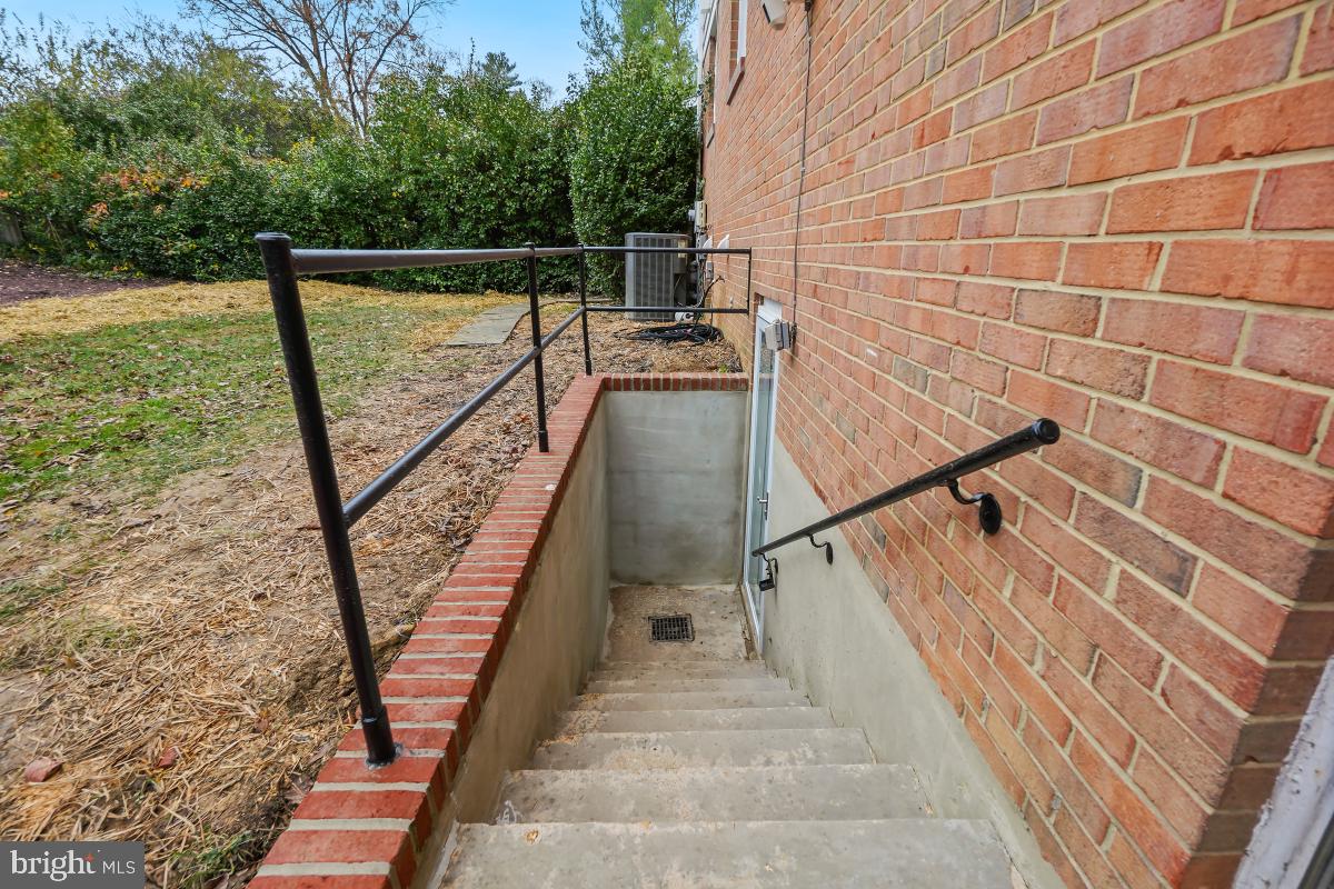 8728 # Courthouse Road Vienna, VA 22182 - Photo 4 of 34 a view of balcony with wooden floor and fence