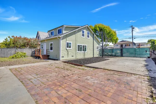 a view of a house with a backyard