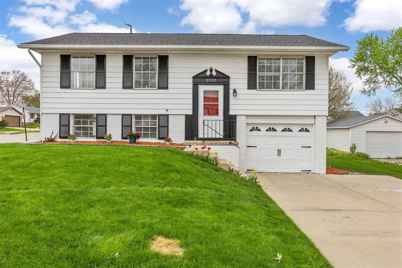 3232 Bramble Road Southwest Cedar Rapids, IA 52404 - Photo 1 of 25 Gallery Image 1
