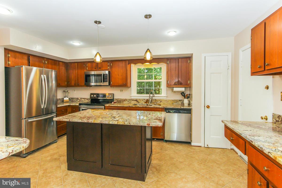 12206 Hounds Lane Reston, VA 20191 - Photo 11 of 30 Kitchen