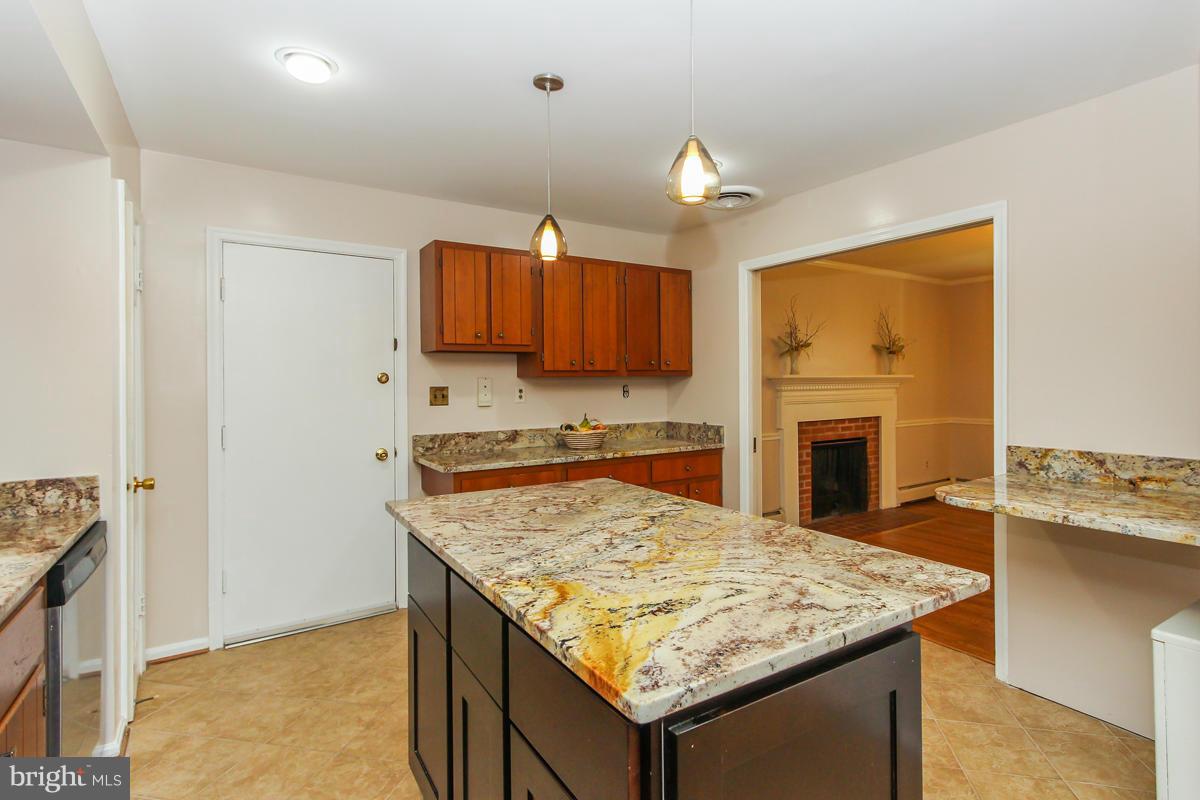 12206 Hounds Lane Reston, VA 20191 - Photo 13 of 30 Kitchen