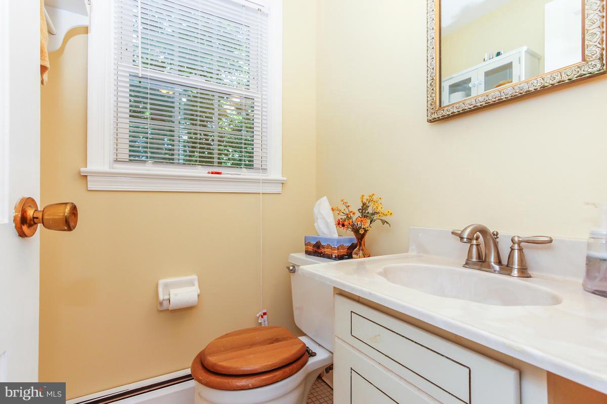 12206 Hounds Lane Reston, VA 20191 - Photo 14 of 30 Bath