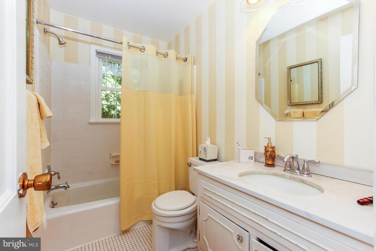 12206 Hounds Lane Reston, VA 20191 - Photo 17 of 30 Bath