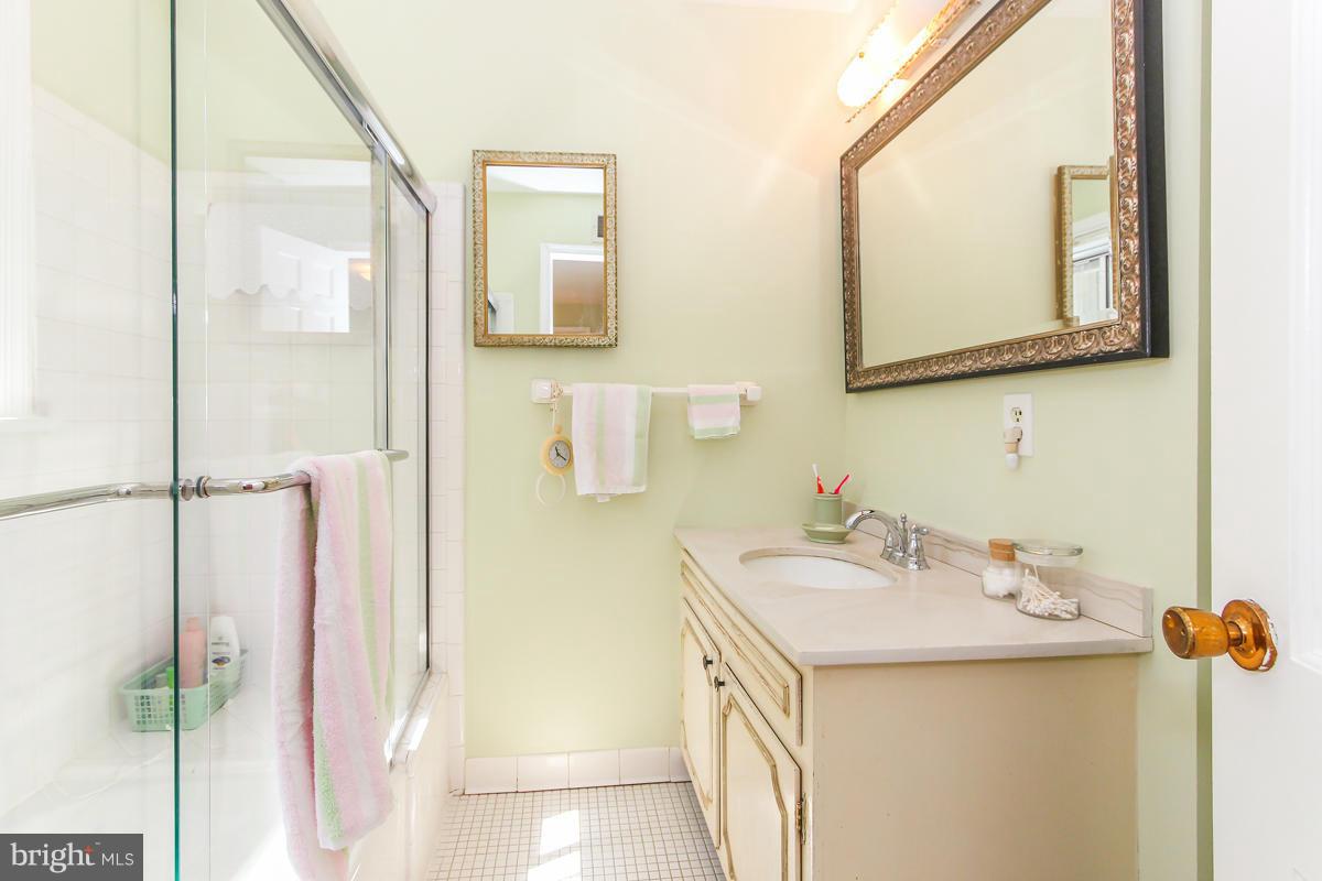 12206 Hounds Lane Reston, VA 20191 - Photo 22 of 30 Bath (Master)
