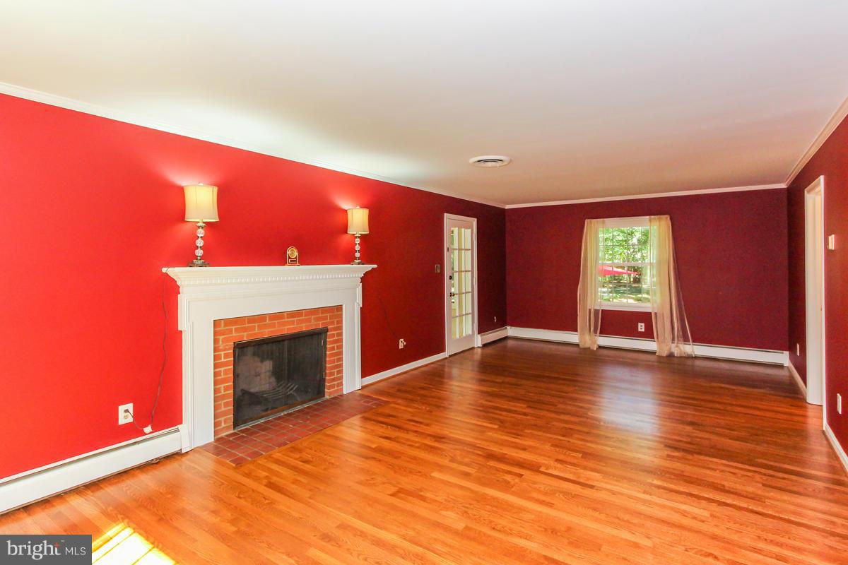 12206 Hounds Lane Reston, VA 20191 - Photo 4 of 30 Living Room