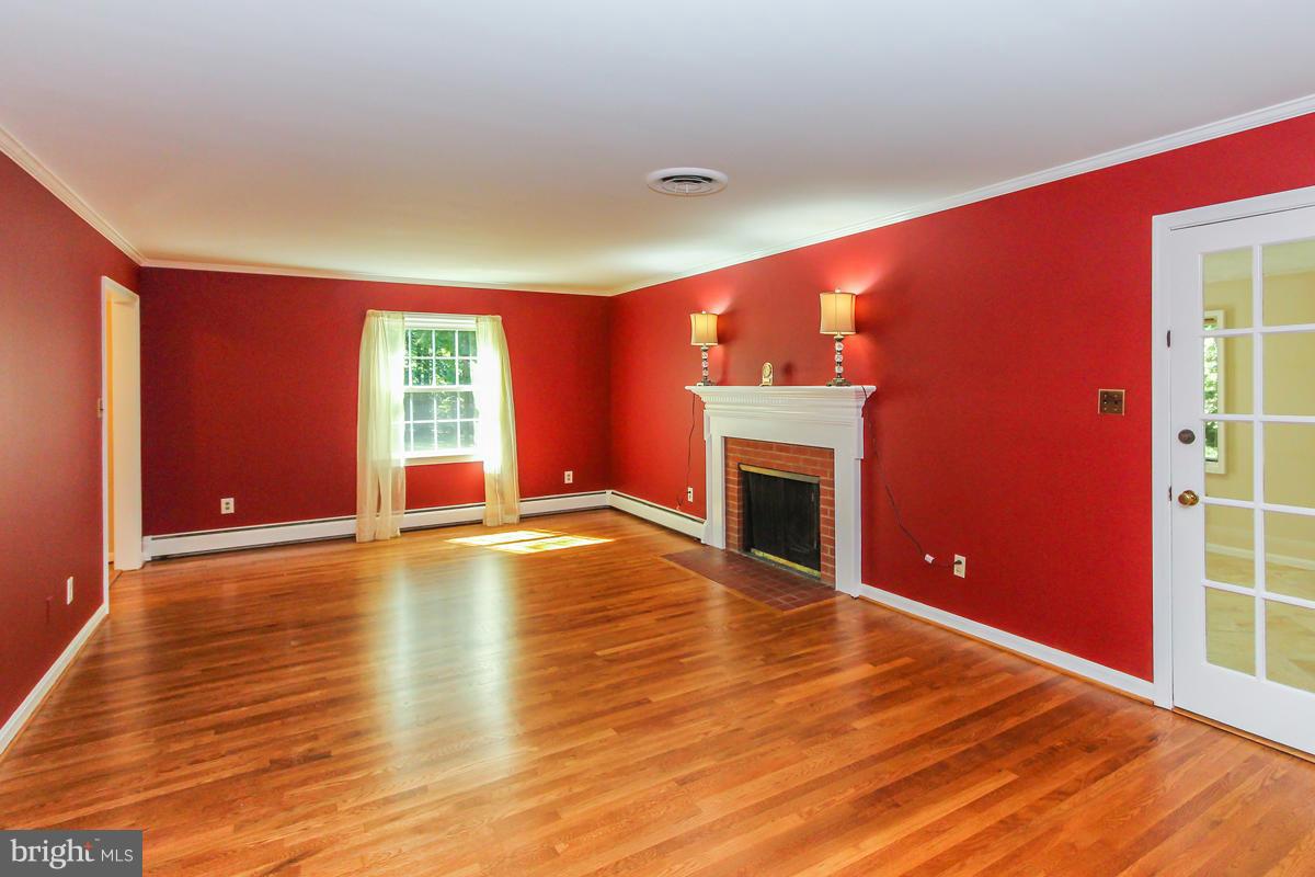 12206 Hounds Lane Reston, VA 20191 - Photo 5 of 30 Living Room