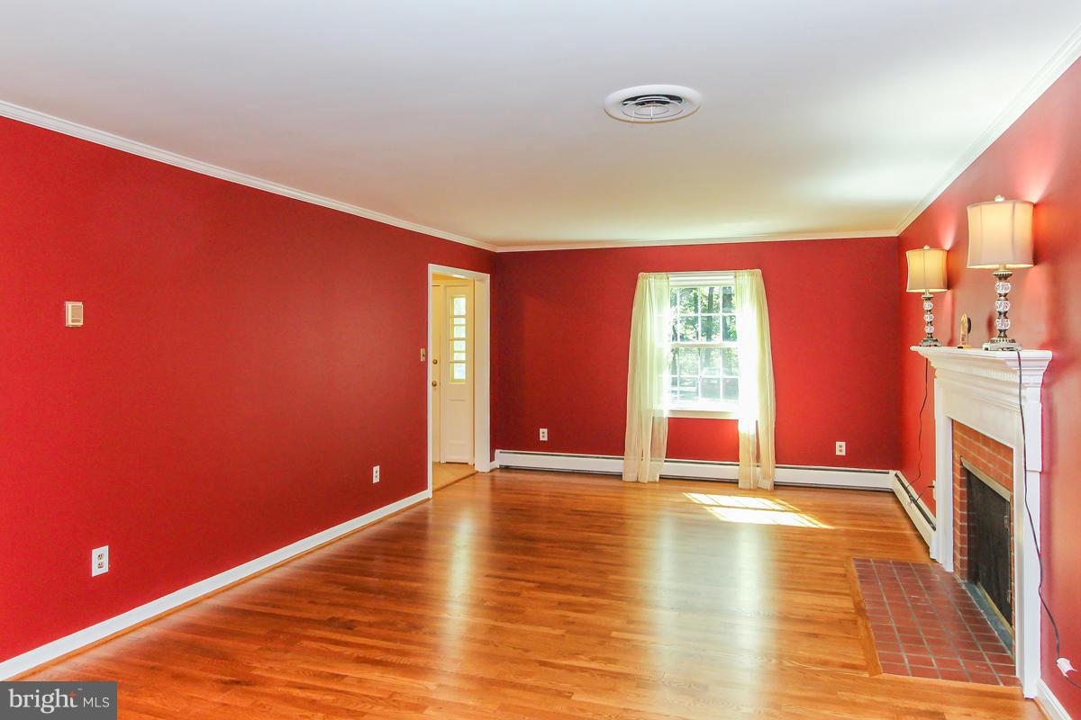 12206 Hounds Lane Reston, VA 20191 - Photo 6 of 30 Living Room