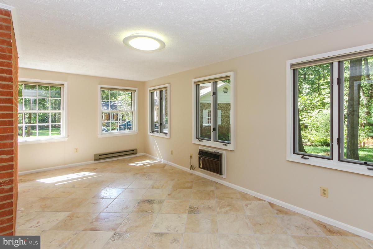 12206 Hounds Lane Reston, VA 20191 - Photo 7 of 30 Living Room
