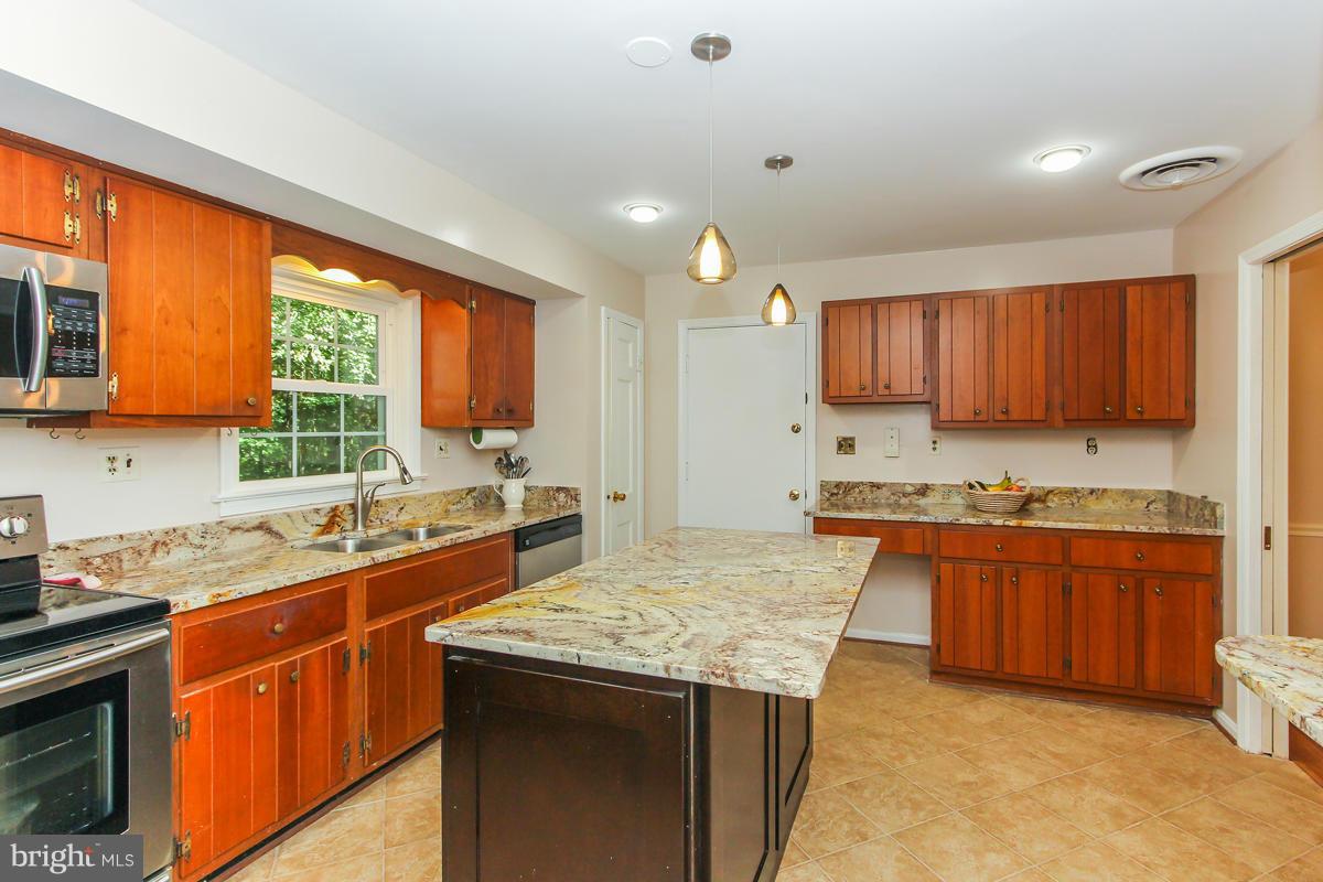 12206 Hounds Lane Reston, VA 20191 - Photo 10 of 30 Kitchen