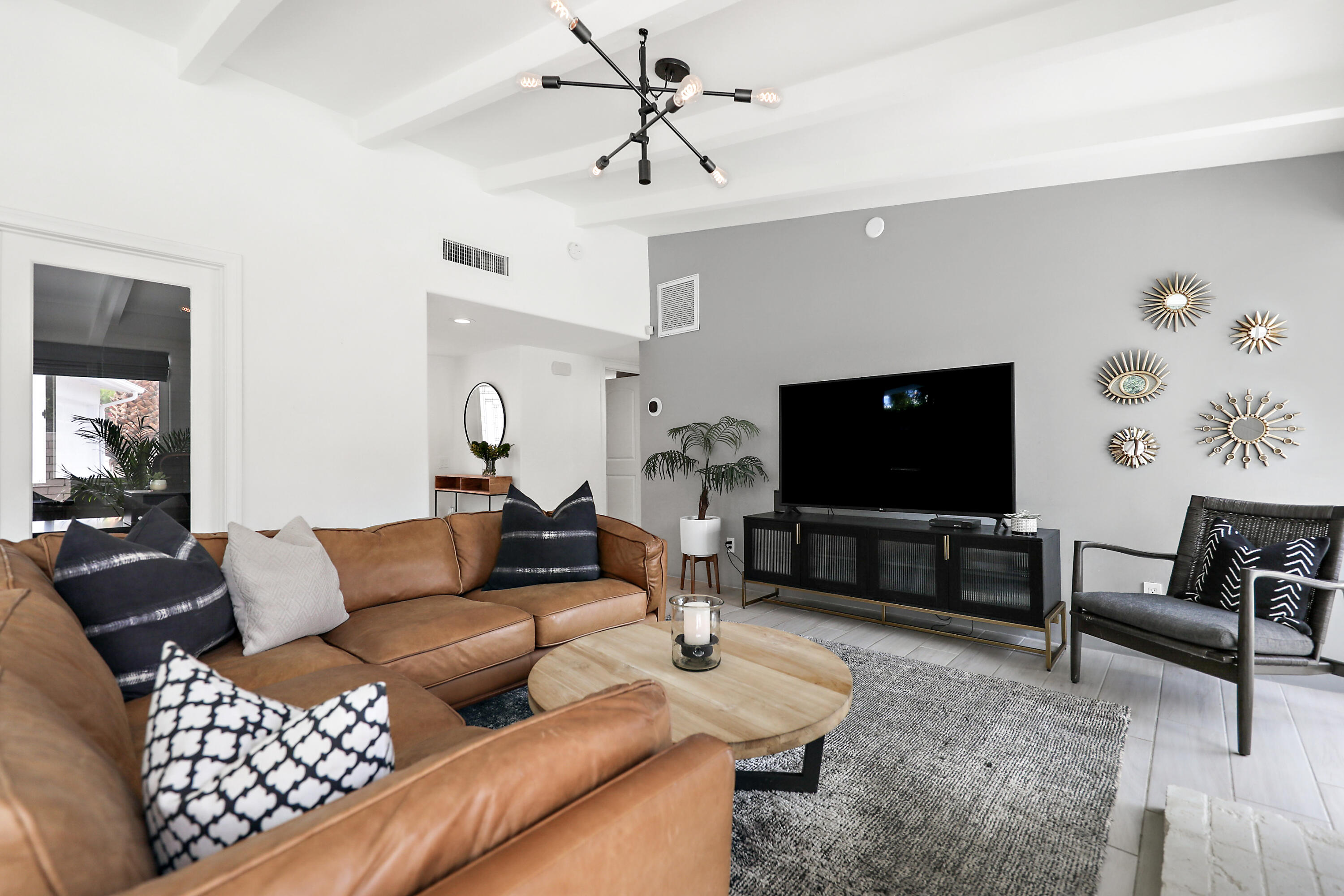 71828 San Gorgonio Road Rancho Mirage, CA 92270 - Photo 7 of 32 a living room with furniture and a flat screen tv