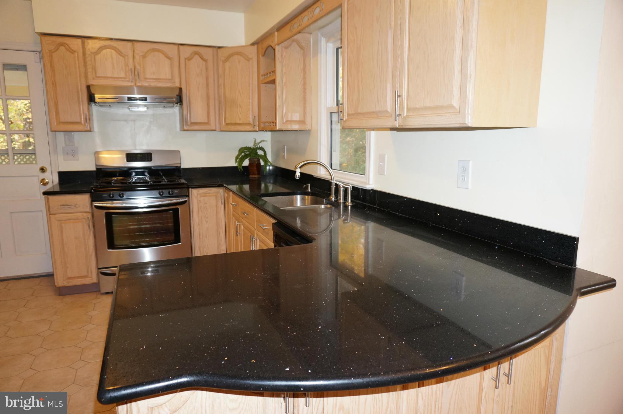 10906 Swansfield Road Columbia, MD 21044 - Photo 9 of 28 Kitchen Granite Breakfast Bar