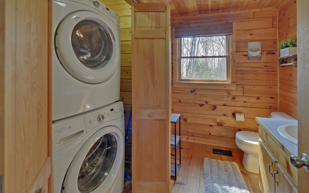 184 Smith Hill Road Blue Ridge, GA 30513 - Photo 16 of 36 a bathroom with a toilet and a sink