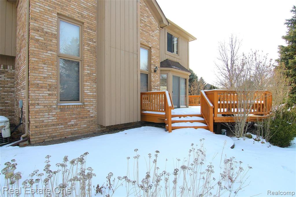 945 Maidstone Drive Rochester Hills, MI 48307 - Photo 3 of 25