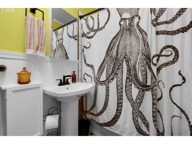 $299,000 | 435 West Marine Drive, Astoria, OR 97103