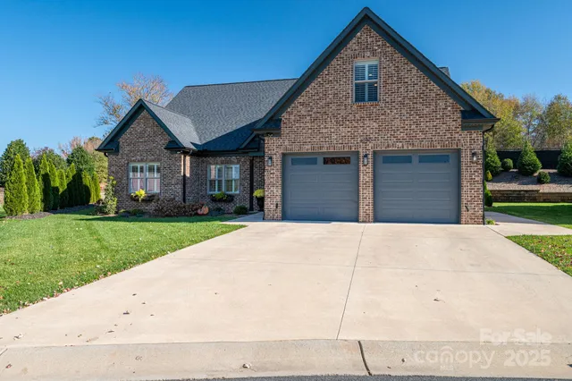 a front view of house with yard and garage