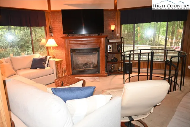 $320,000 | 112 Poplar Drive, Beech Mountain, NC 28604