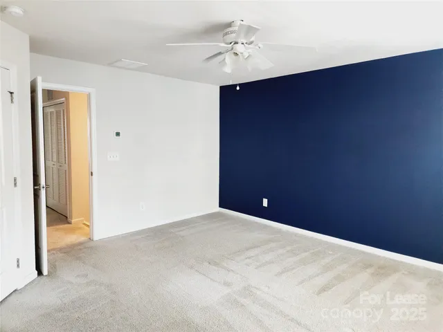 a view of empty room with a ceiling fan